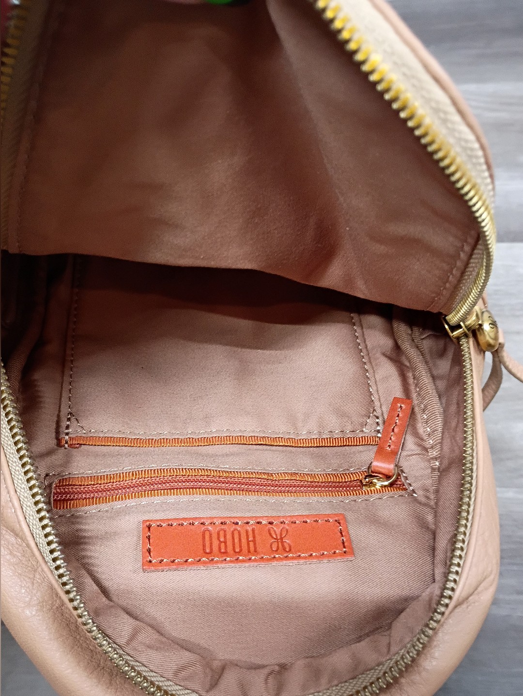 Hobo Unisex Classic Casual Fern Sandstone Pebbled Leather Sling Crossbody Bag — image 4 of 6